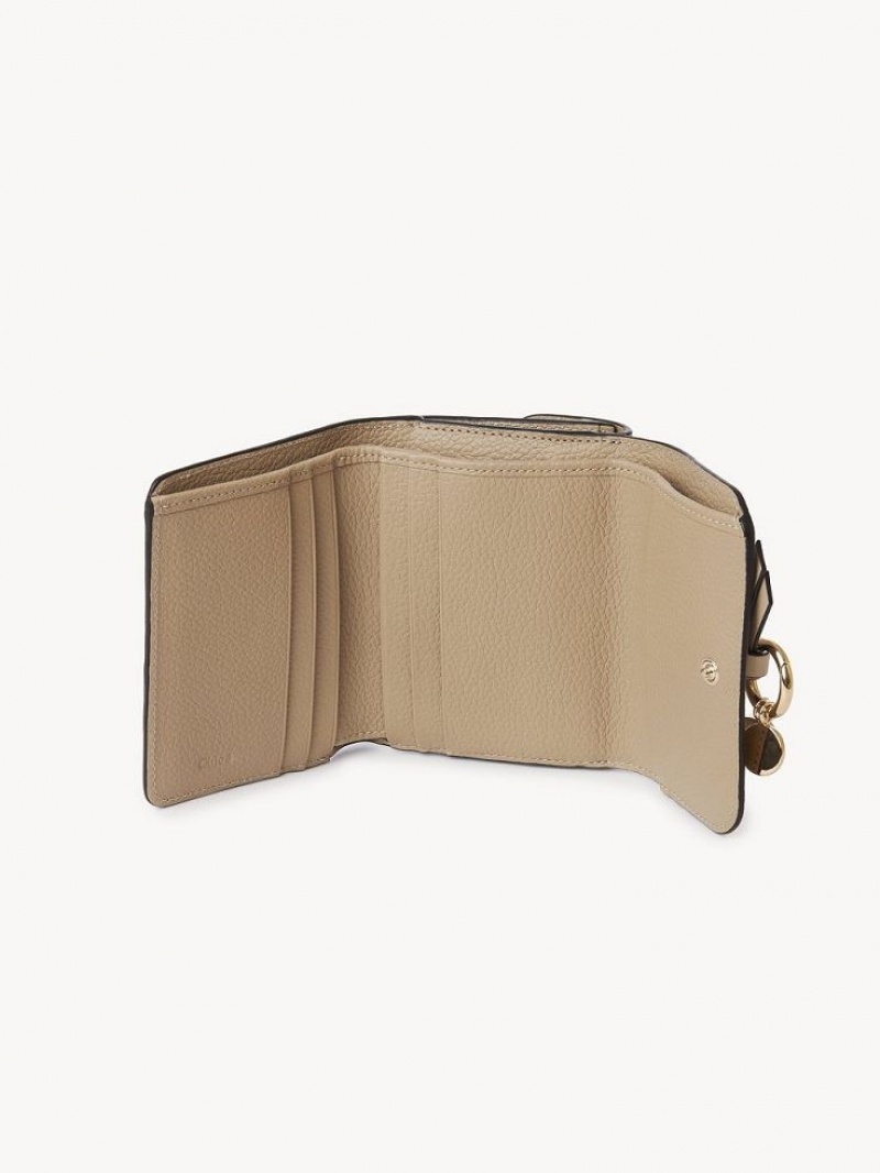 Chloe Alphabet Small Tri-fold Kleine Geldbörse Braun | CHE-SR14294